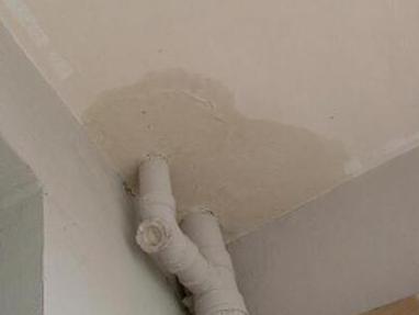 阳台天花板漏水维修